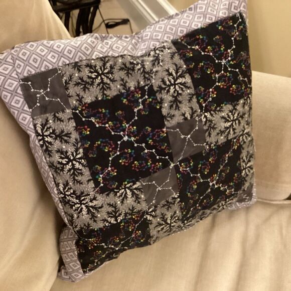 CLOSEOUT SALE. NWT Hand Crafted Black and White Pillow - Picture 1 of 7